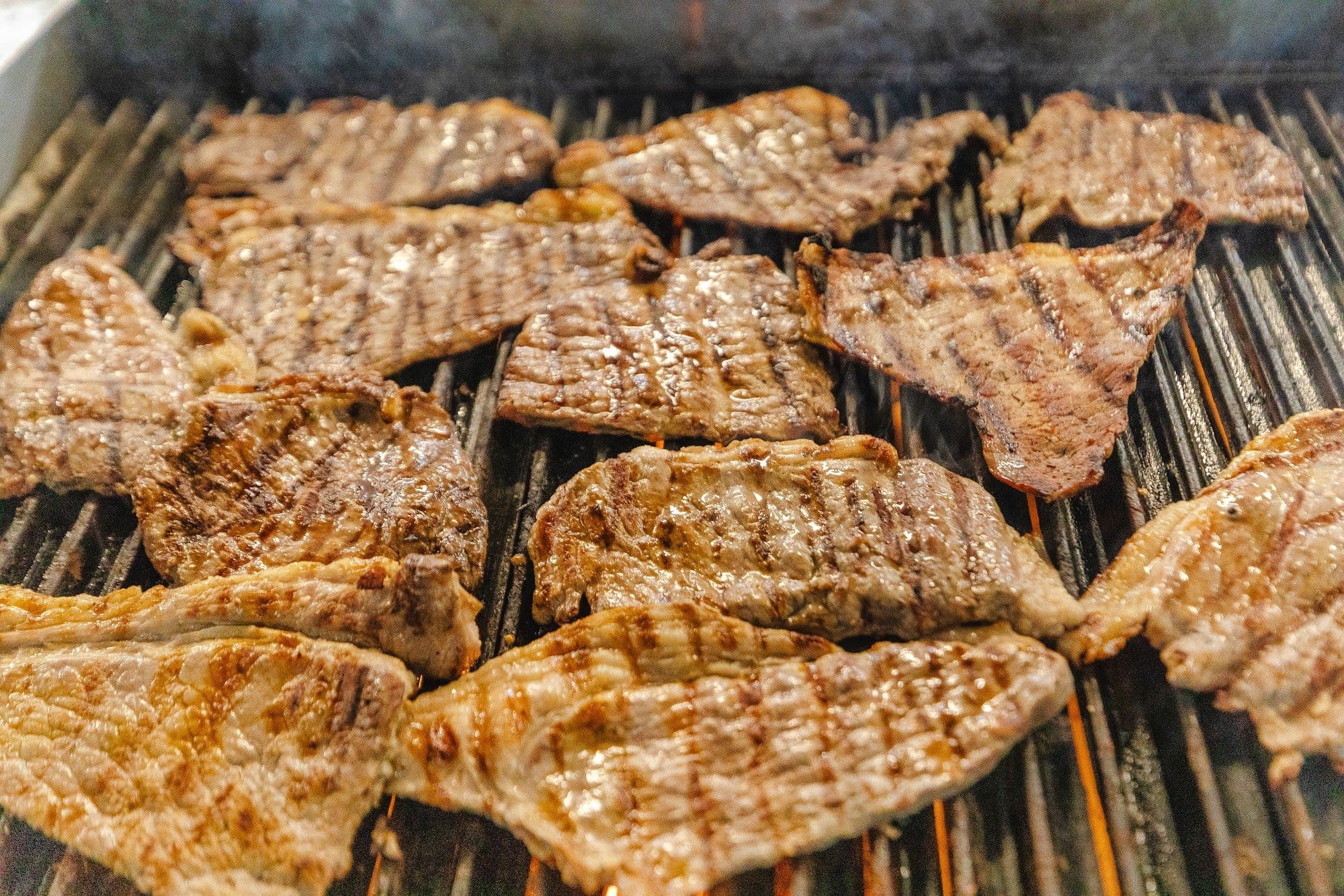 Churrasco na brasa preparado no grill do Labuka