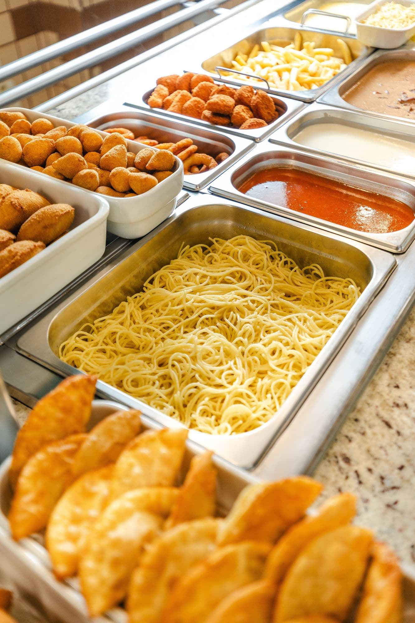 Buffet variado com massas e guarnições do Labuka