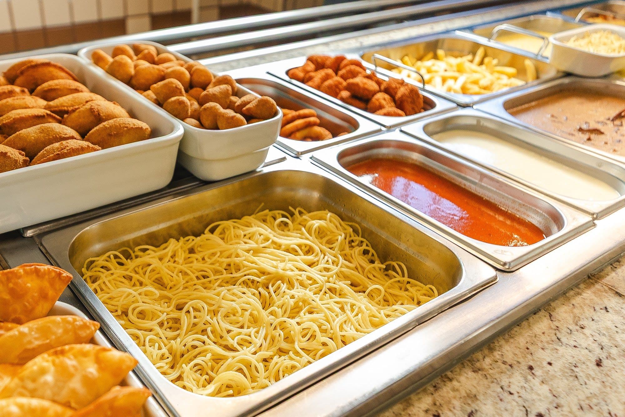 Linha de buffet completa do Labuka com grande variedade de pratos quentes