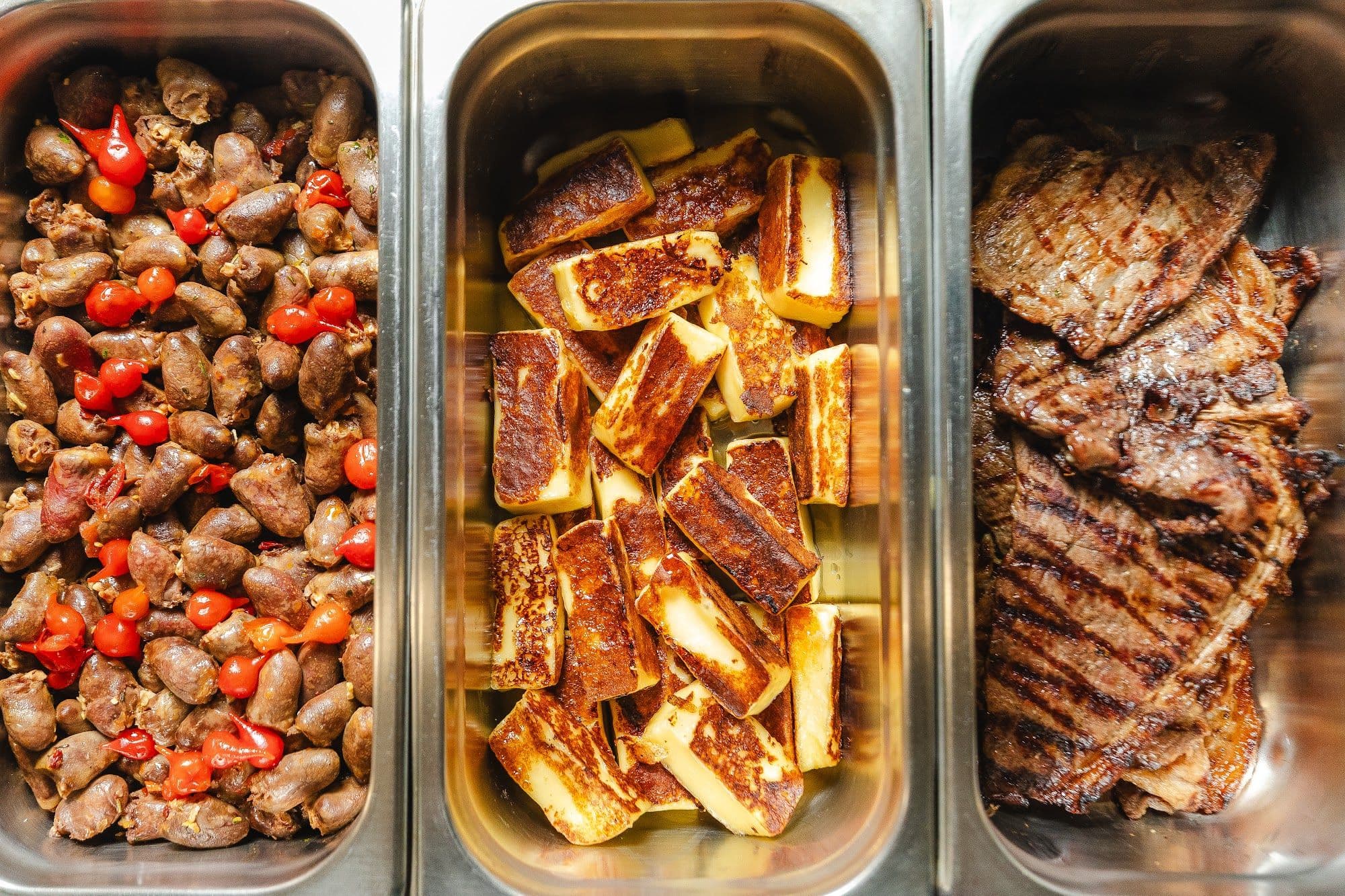 Carnes e legumes grelhados no buffet