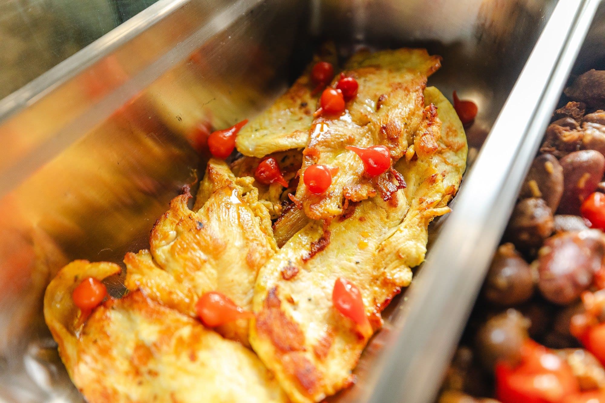 Frango grelhado com pimentão no buffet