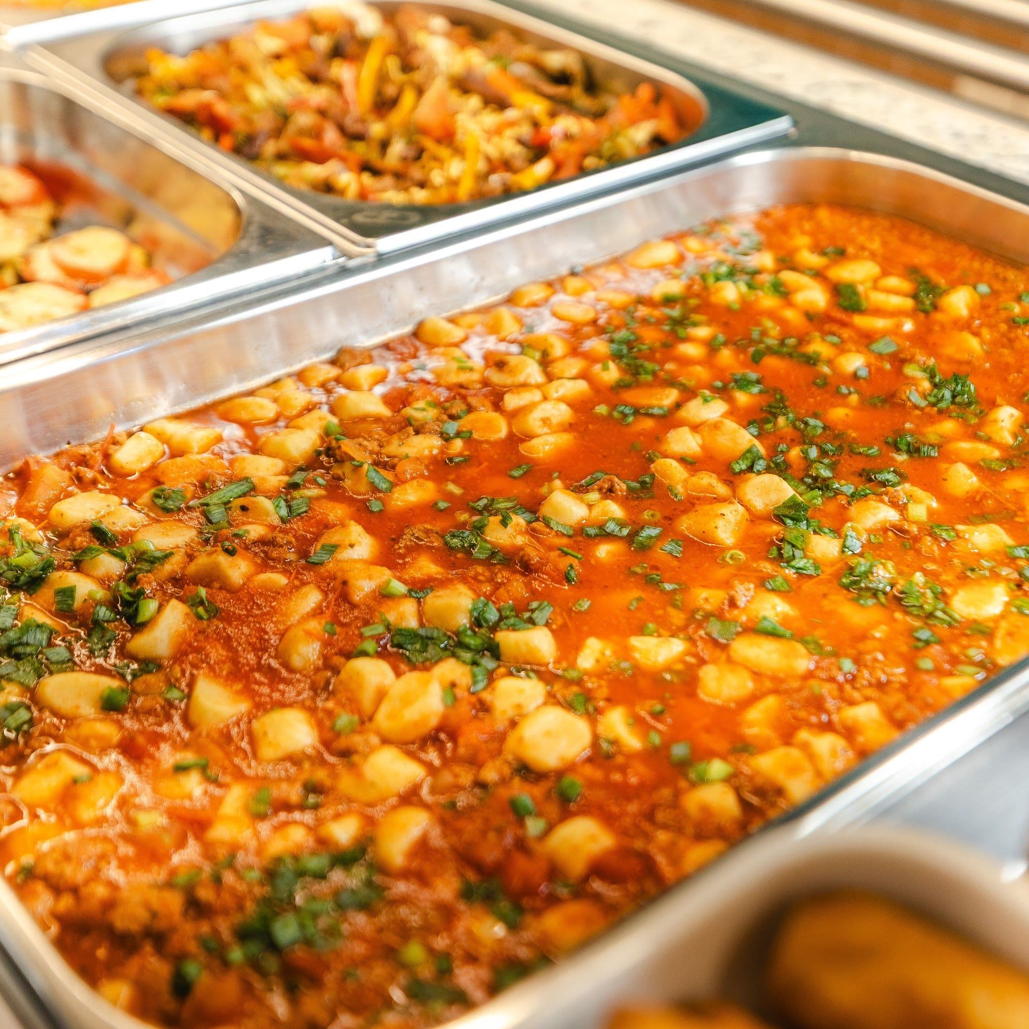 Frango ao molho servido no buffet
