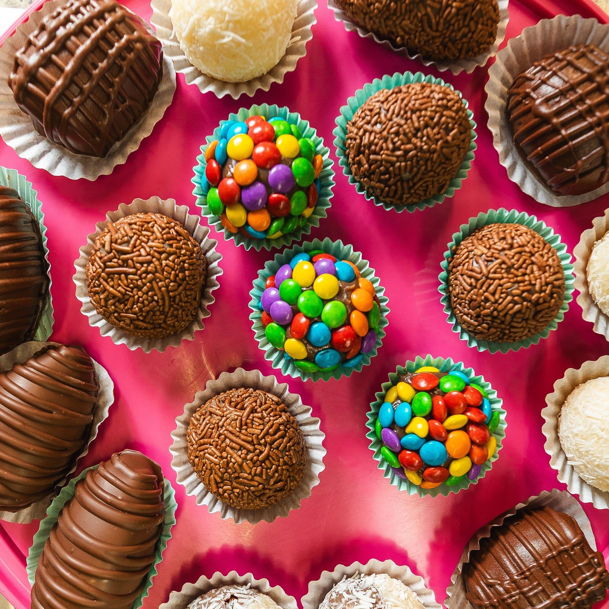 Mesa de doces e brigadeiros coloridos do Labuka